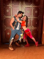 ‘ चिऊताई ‘च्या अदा: अमृता खानविलकरचे पहिले आयटम साँग!