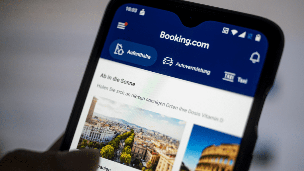Cyber experts warn of fake Booking.com websites tricking Australians into installing malware